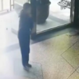 男孩挨打跑派出所：上网课爸爸说我打游戏