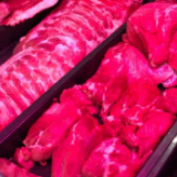 猪肉打光套路多？生鲜打灯配色不同，柜台能否“素颜”