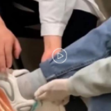 跷二郎腿上网课打手游，男生右腿险“瘸”