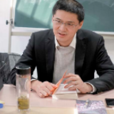 500多万人在网上蹭他的课,“刑法小王子”罗翔为何这样红?