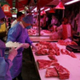 国外肉联厂成疫情重灾区，进口肉还能放心吃吗？