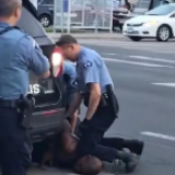 “跪杀”黑人这招，美国涉事警局5年里用了237次！