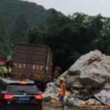 广西河池山体滑坡 20吨重落石砸中两辆大货车