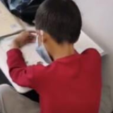 7岁娃随父亲到雇主家写作业，不一样的童年引网友泪奔