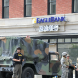 白宫周围街区被军警封锁 跪压黑人致死警察之妻申请离婚