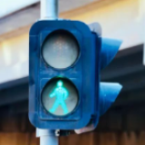 四年级孩子过马路被撞负全责？！网友吵翻了…