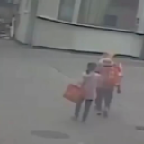 刑警路遇戴口罩逃犯：你想溜是来不及的