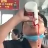 看呆！男子带4000元茅台乘高铁被拒，当场干喝半小时