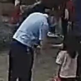 “警察蜀黍，你能帮我扎一下头发吗？”