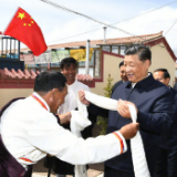 为什么老百姓衷心拥护党？因为我们党始终全心全意为人民服务、为各民族谋幸福