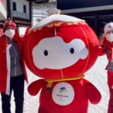 人气旺！外国运动员纷纷晒出与雪容融合影