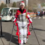 刚刚，邵阳女孩杨淑亭在京站起来传递冬残奥会火炬！