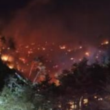 韩国东海岸山火持续蔓延 过火地区部分高速公路及铁路被迫中断