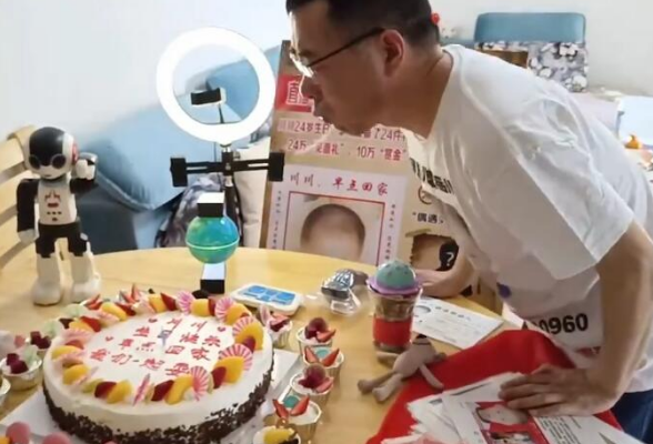 长沙丨儿子失踪21年，父亲准备24个蛋糕为他庆生：快回家吧