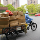 上海疫情之下物资配送“最后100米”