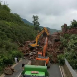 暴雨致张南高速湖南段发生垮塌 暂未有人员伤亡报告