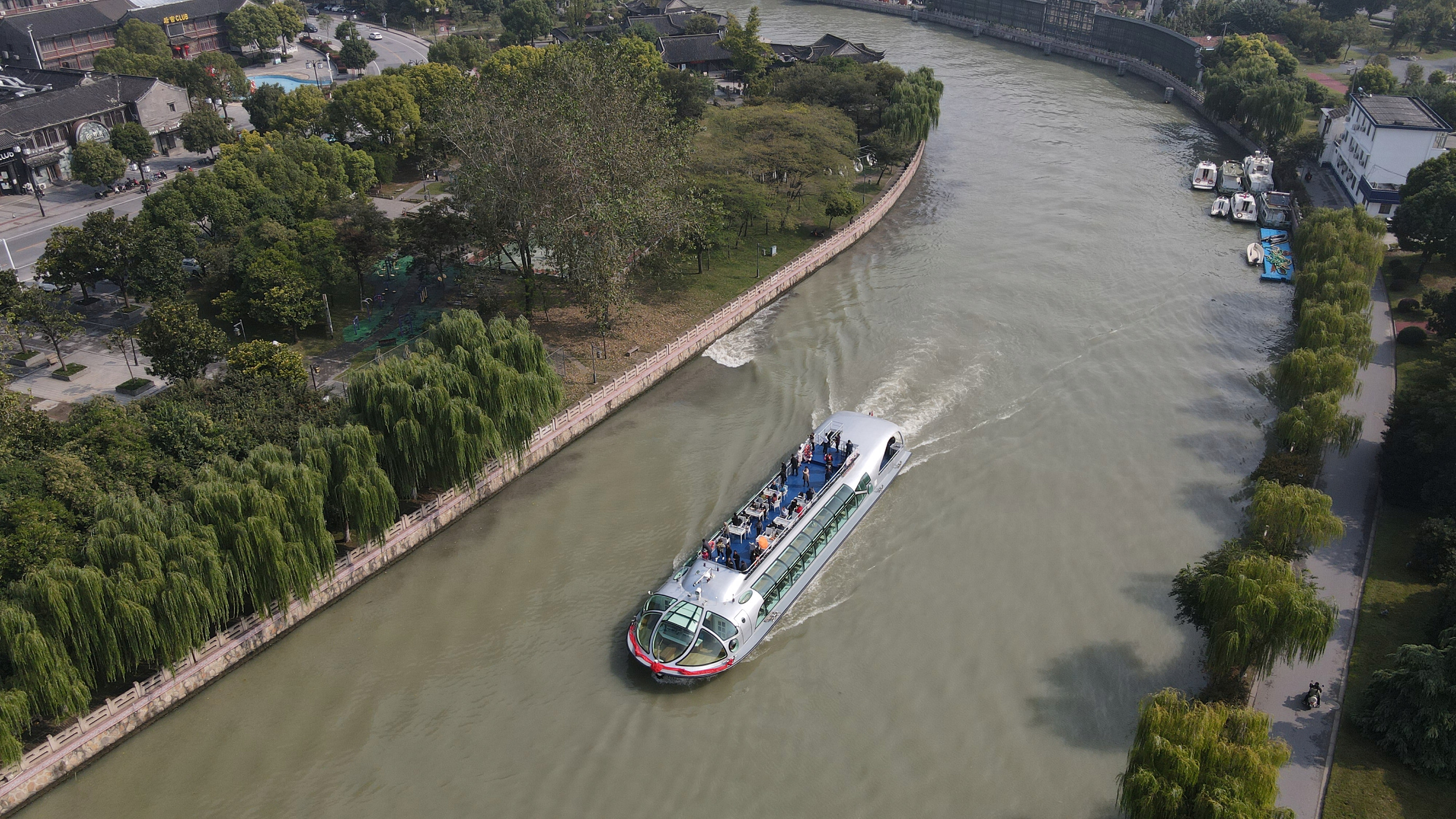 2020年10月17日，游客乘坐的水上旅游观光巴士航行京杭大运河扬州段 。