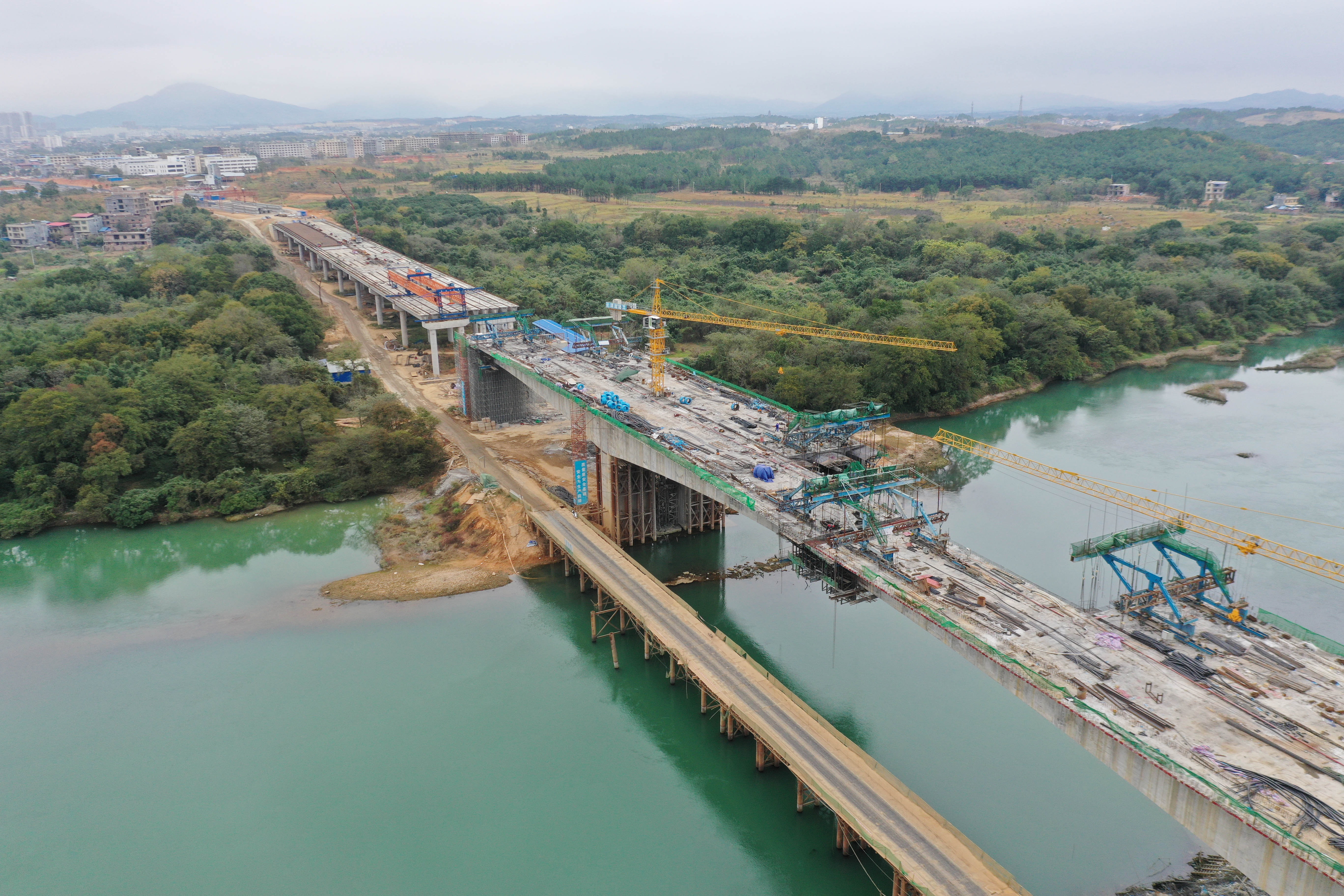 2020年11月23日，湖南省永州市道县潇水三桥项目施工现场，工人在桥面施工。