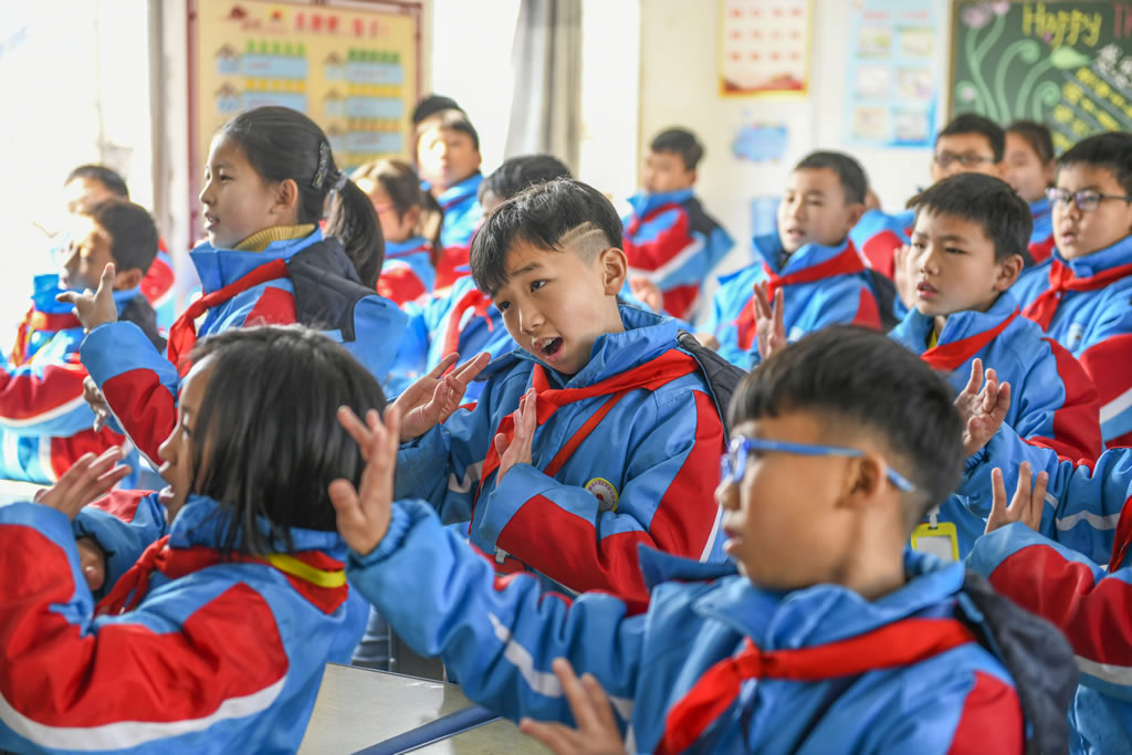 2020年12月21日，湖南省永州市道县朝阳小学，戏曲演员在指导学生学习戏曲表演技艺。近年来，湖南省道县文化馆演员带着戏曲文化走进校园，将戏曲课程引入第二课堂，通过戏曲展演、戏曲名家进课堂、戏曲社团交流等活动形式，让学生们近距离感受传统国粹文化的魅力。