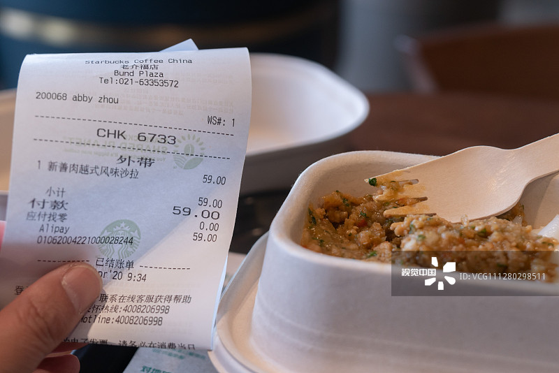 2020年4月22日，上海，星巴克人造肉餐食正式上架，顾客可在上海的各家星巴克门店购买和品尝5款植物肉食物。