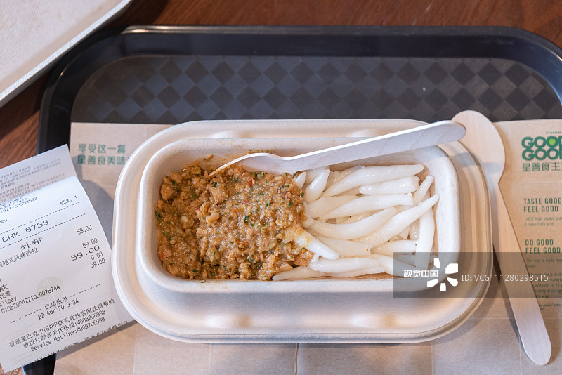 2020年4月22日，上海，星巴克人造肉餐食正式上架，顾客可在上海的各家星巴克门店购买和品尝5款植物肉食物。