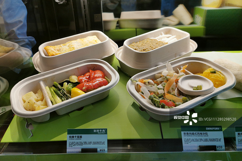 2020年4月22日，上海，星巴克人造肉餐食正式上架，顾客可在上海的各家星巴克门店购买和品尝5款植物肉食物。