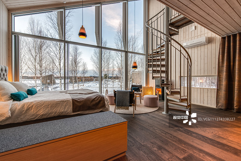 2020年4月2日讯（具体拍摄时间不详），瑞典拉普兰地区的吕勒河上一个漂浮的“北极浴”酒店于2020年1月24日开业。客人可以选择住在水上或者河边的房间里，可以在北极光下享受露天冷水浴。酒店中还有水疗中心，桑拿和餐厅，让客人沉浸其中，并也享受奢华服务。