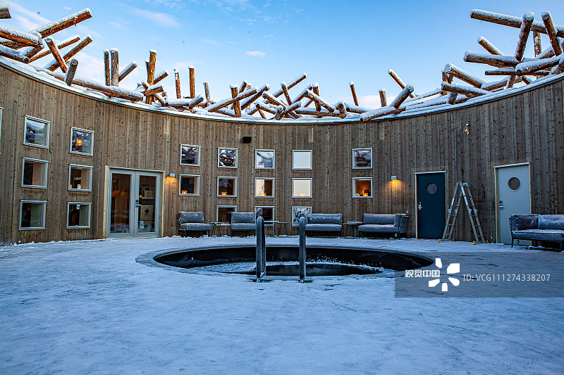 2020年4月2日讯（具体拍摄时间不详），瑞典拉普兰地区的吕勒河上一个漂浮的“北极浴”酒店于2020年1月24日开业。客人可以选择住在水上或者河边的房间里，可以在北极光下享受露天冷水浴。酒店中还有水疗中心，桑拿和餐厅，让客人沉浸其中，并也享受奢华服务。