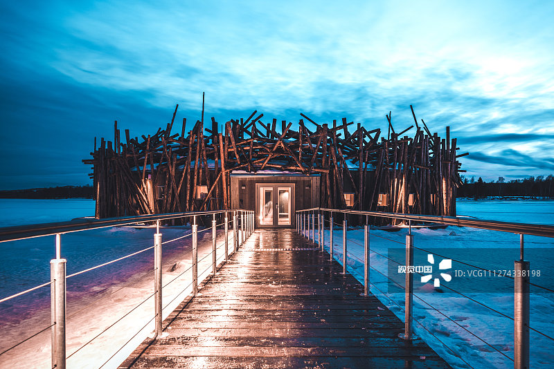 2020年4月2日讯（具体拍摄时间不详），瑞典拉普兰地区的吕勒河上一个漂浮的“北极浴”酒店于2020年1月24日开业。客人可以选择住在水上或者河边的房间里，可以在北极光下享受露天冷水浴。酒店中还有水疗中心，桑拿和餐厅，让客人沉浸其中，并也享受奢华服务。