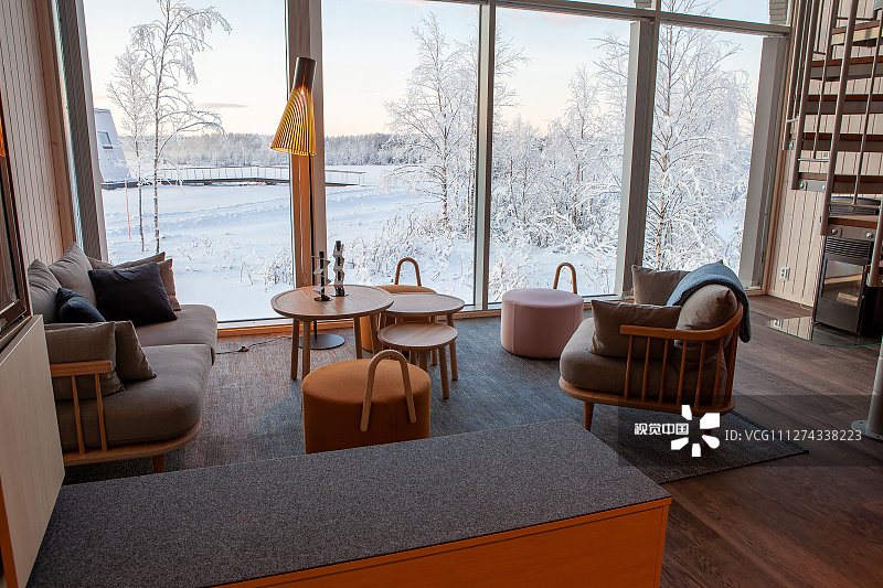 2020年4月2日讯（具体拍摄时间不详），瑞典拉普兰地区的吕勒河上一个漂浮的“北极浴”酒店于2020年1月24日开业。客人可以选择住在水上或者河边的房间里，可以在北极光下享受露天冷水浴。酒店中还有水疗中心，桑拿和餐厅，让客人沉浸其中，并也享受奢华服务。