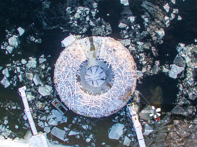 2020年4月2日讯（具体拍摄时间不详），瑞典拉普兰地区的吕勒河上一个漂浮的“北极浴”酒店于2020年1月24日开业。客人可以选择住在水上或者河边的房间里，可以在北极光下享受露天冷水浴。酒店中还有水疗中心，桑拿和餐厅，让客人沉浸其中，并也享受奢华服务。