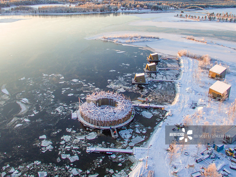2020年4月2日讯（具体拍摄时间不详），瑞典拉普兰地区的吕勒河上一个漂浮的“北极浴”酒店于2020年1月24日开业。客人可以选择住在水上或者河边的房间里，可以在北极光下享受露天冷水浴。酒店中还有水疗中心，桑拿和餐厅，让客人沉浸其中，并也享受奢华服务。