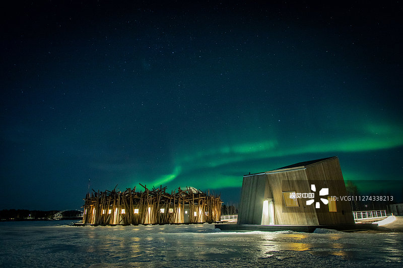 2020年4月2日讯（具体拍摄时间不详），瑞典拉普兰地区的吕勒河上一个漂浮的“北极浴”酒店于2020年1月24日开业。客人可以选择住在水上或者河边的房间里，可以在北极光下享受露天冷水浴。酒店中还有水疗中心，桑拿和餐厅，让客人沉浸其中，并也享受奢华服务。