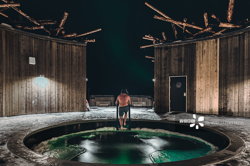 2020年4月2日讯（具体拍摄时间不详），瑞典拉普兰地区的吕勒河上一个漂浮的“北极浴”酒店于2020年1月24日开业。客人可以选择住在水上或者河边的房间里，可以在北极光下享受露天冷水浴。酒店中还有水疗中心，桑拿和餐厅，让客人沉浸其中，并也享受奢华服务。