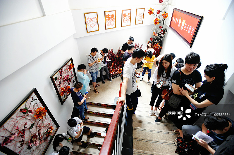 2017年5月20日，武汉武昌区民政局婚姻登记处，前来办理结婚登记手续的新人络绎不绝。