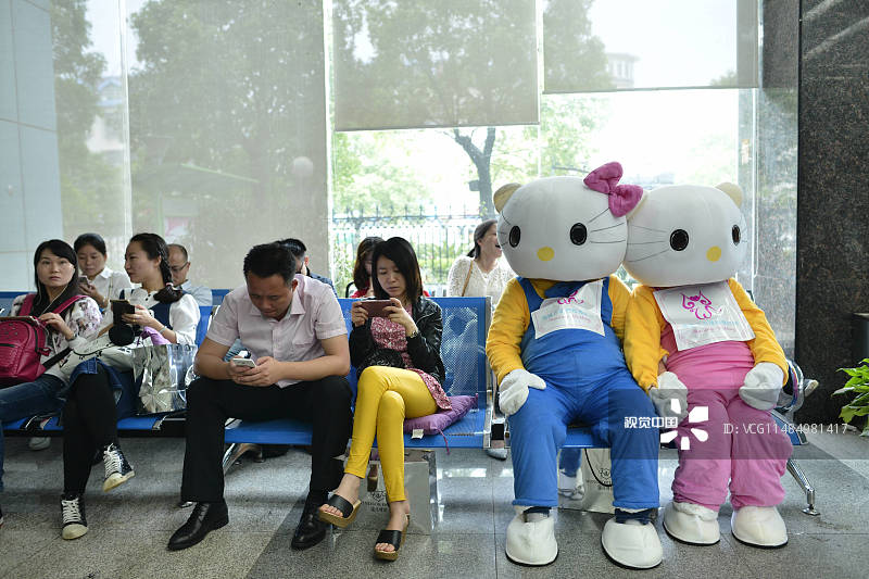 2016年05月20日，湖南省长沙市，新郎卢达和新娘杨晓华身着卡通猫的服饰来到湖南长沙芙蓉区民政局排队领证。由于“520”谐音“我爱你”，当天有众多准新人扎堆到民政局领证。“520”谐音“我爱你”，被赋予了浪漫含义，众多网民称之为“网络情人节”。