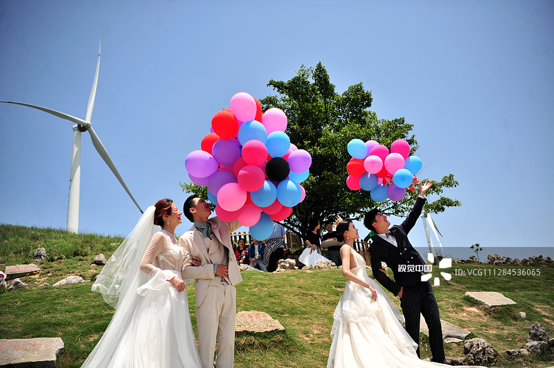 2020年5月19日，湖北宜昌，情侣在夷陵区百里荒风景区的“山楂树之恋”打卡点为爱情表白打卡。