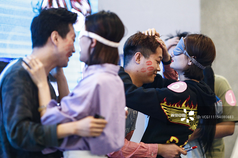 2018年5月20日，山西太原某商场举行接吻大赛，众情侣登台秀各种花样接吻争夺大奖引众人围观。