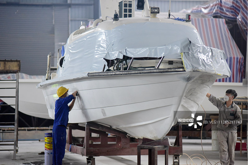 2020年5月21日，湖南益阳沅江市，工人正在湖南海荃游艇有限公司车间对船体进行维护。