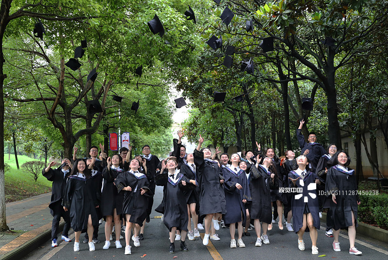 2020年6月9日，在湖南省衡阳市南华大学校园内，南华大学衡阳医学院2020届毕业生在拍摄毕业照。