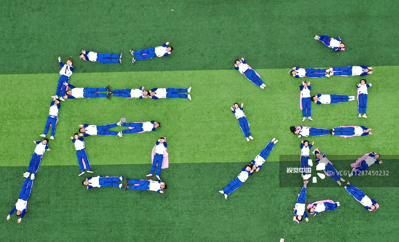 2020年6月9日，在湖南省衡阳市南华大学校园内，南华大学衡阳医学院2020届毕业生在拍摄毕业照，同学们摆出“后浪”的字形。又到一年毕业季，各高校返校后的毕业生开启了校园拍摄毕业照留下校园青春身影的模式。抛毕业帽、自拍、摆出创意的词汇，他们用创意的毕业照给自己的青春留下记忆。