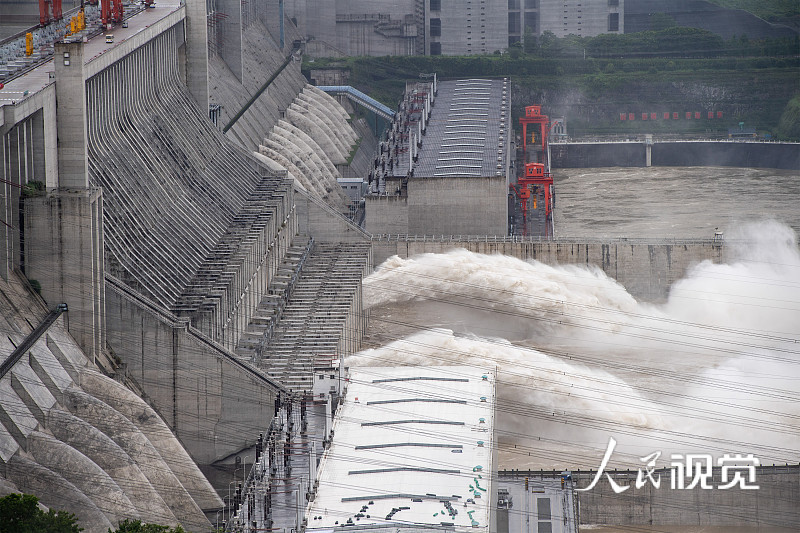 2020年6月29日，湖北宜昌，长江三峡枢纽开启泄洪深孔泄洪。
近日，受长江上游持续强降雨影响，三峡水库入库流量增加。为确保防汛安全，三峡枢纽今年首次开启泄洪深孔泄洪，以调整水库水位。