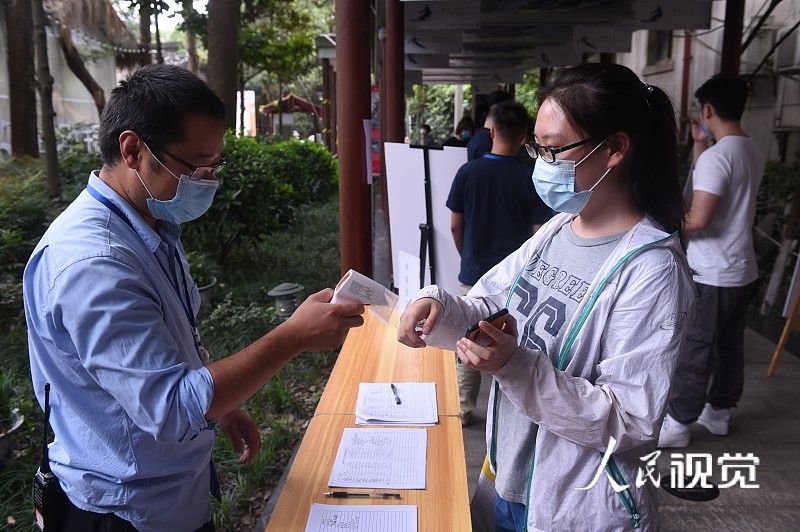 2020年7月20日，成都，观众入场需出示天府健康码，测量体温、填写观众信息表、佩戴一次性口罩，隔排隔座落座。（ 红星新闻 王欢/人民视觉）