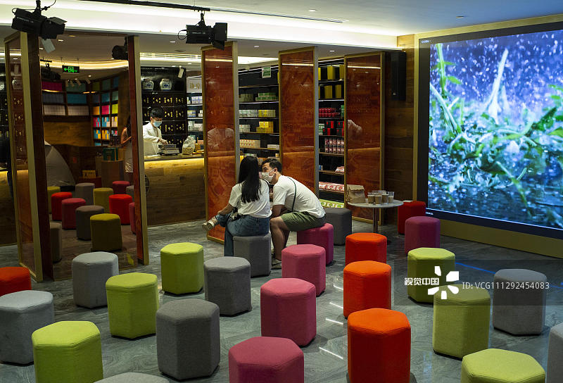 2020年7月22日，位于北京市朝阳区双井附近的一家“同仁堂知嘛健康”店内，顾客在药房外等候抓药。据悉，这是北京老字号同仁堂旗下新零售板块，店内除传统的问诊抓药外，还出售咖啡、面包，也可用半自助的方式选购健康食材等。