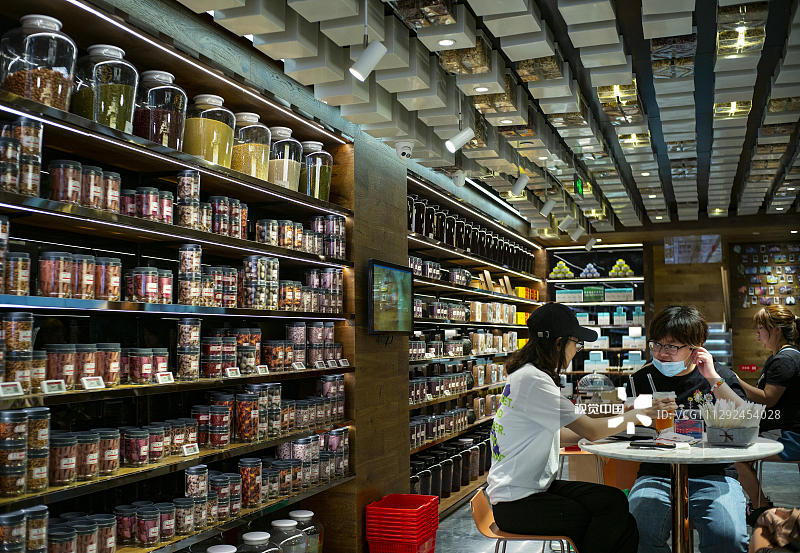 2020年7月22日，位于北京市朝阳区双井附近的一家“同仁堂知嘛健康”店内，顾客坐饮咖啡饮料，聊天交流。据悉，这是北京老字号同仁堂旗下新零售板块，店内除传统的问诊抓药外，还出售咖啡、面包，也可用半自助的方式选购健康食材等。