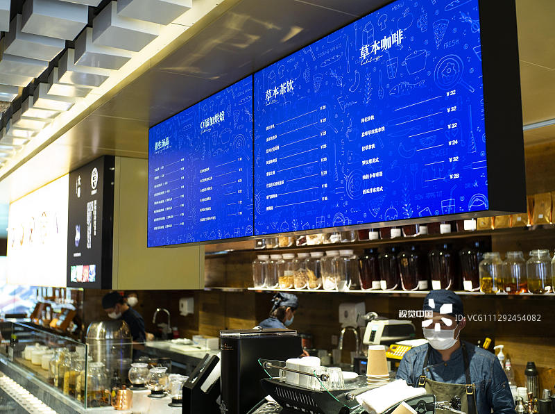 2020年7月22日，位于北京市朝阳区双井附近的一家“同仁堂知嘛健康”店内，草本咖啡、草本茶饮等出现在菜单中。据悉，这是北京老字号同仁堂旗下新零售板块，店内除传统的问诊抓药外，还出售咖啡、面包，也可用半自助的方式选购健康食材等。