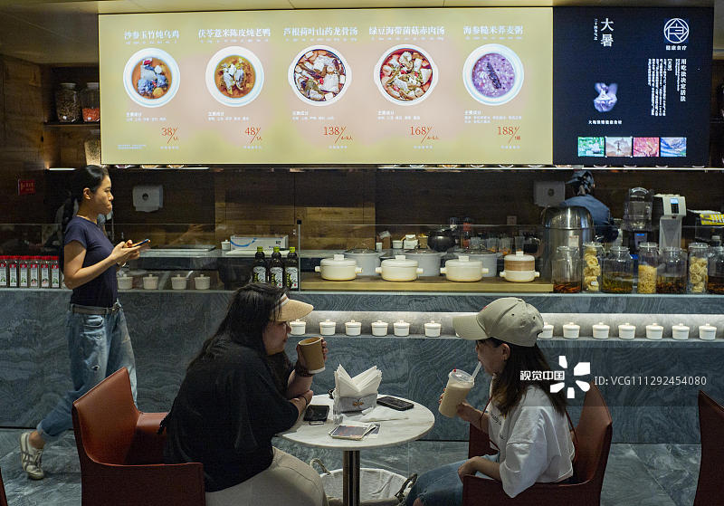 2020年7月22日，位于北京市朝阳区双井附近的一家“同仁堂知嘛健康”店内，顾客在品尝咖啡、饮料。据悉，这是北京老字号同仁堂旗下新零售板块，店内除传统的问诊抓药外，还出售咖啡、面包，也可用半自助的方式选购健康食材等。