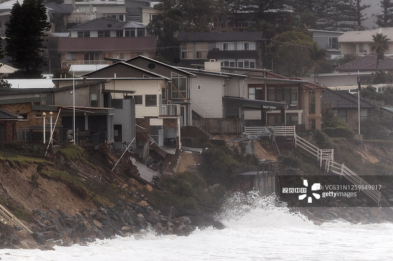 当地时间2020年7月27日，近几周，澳大利亚新南威尔士州中央海岸（Central Coast）的温贝拉尔海滩（Wamberal）因海水侵蚀，整排沿岸豪宅的地基几乎被掏空，并面临倒塌的危险。