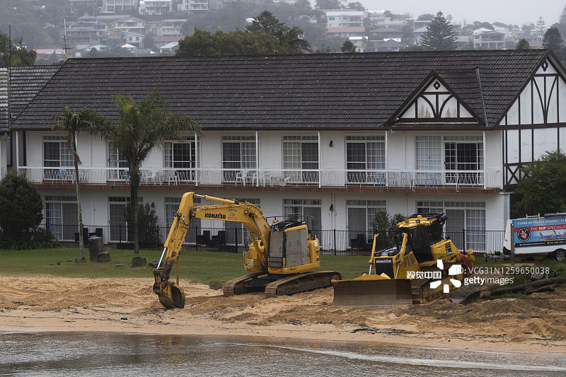 当地时间2020年7月27日，近几周，澳大利亚新南威尔士州中央海岸（Central Coast）的温贝拉尔海滩（Wamberal）因海水侵蚀，整排沿岸豪宅的地基几乎被掏空，并面临倒塌的危险。