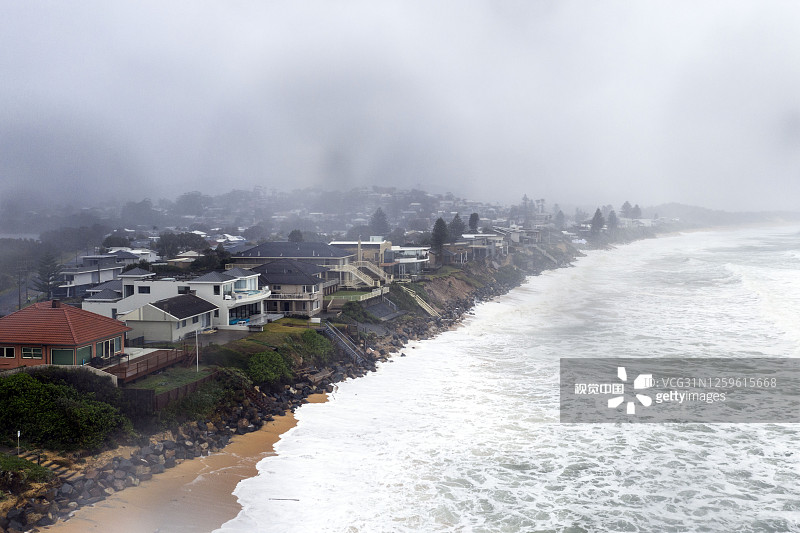 当地时间2020年7月27日，近几周，澳大利亚新南威尔士州中央海岸（Central Coast）的温贝拉尔海滩（Wamberal）因海水侵蚀，整排沿岸豪宅的地基几乎被掏空，并面临倒塌的危险。